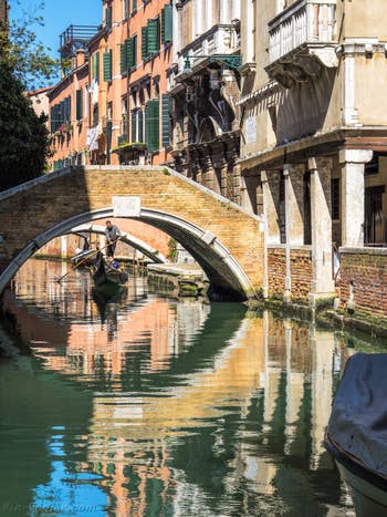 Gondole sur le Rio de Ca' Widmann, dans le Cannaregio à Venise.