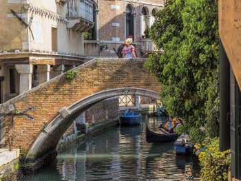 Le Rio et le pont de Ca' Widmann, dans le Cannaregio à Venise.