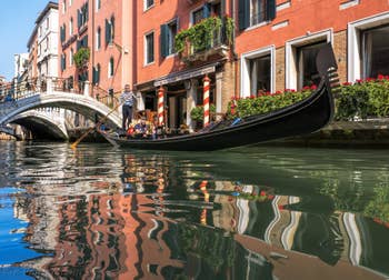 Gondel Rio dei Bareteri, vor der Pignoli-Brücke in St. Markus in Venedig.