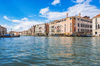 Gondoles de Santa Sofia sur le Grand Canal à Venise.