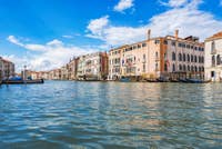 Gondoles de Santa Sofia sur le Grand Canal de Venise