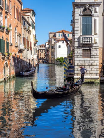 Gondole sur le Rio de Santa Marina, dans le Castello à Venise.