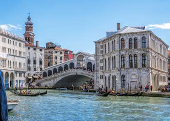 Le pont du Rialto et le Palais dei Camerlenghi à Venise.