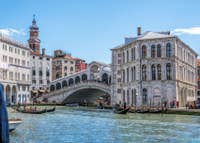 Gondoles devant le pont du Rialto à Venise.