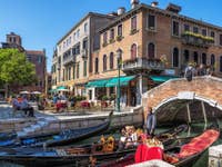 Gondoles sur le Rio dei Miracoli à Venise.