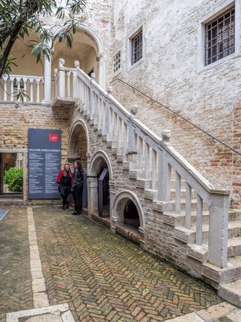 Exposition de la Biennale d'Art au Palazzo Van Axel, dans le Cannaregio à Venise.