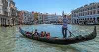 Gondoles et soleil à Venise.