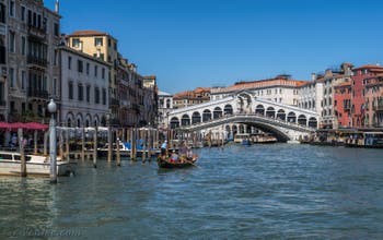 Die Rialto-Brücke über den Canal Grande in Venedig.