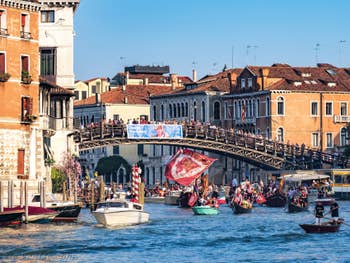 L'équipe de basket de Venise Championne d'Italie sur le Grand Canal de Venise.