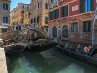 Gondoles sur le Rio de San Luca Rossini à Venise