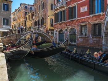 Gondoles sur le Rio de San Luca Rossini, à Saint-Marc à Venise.
