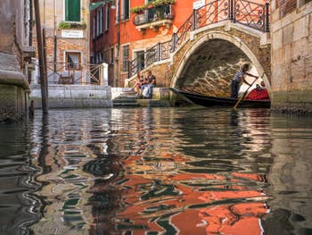 Sandolo unter der Storto-Brücke im Sestier von San Polo in Venedig.