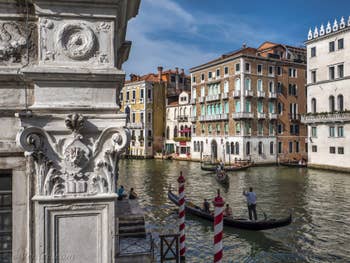 Gondoles sur le Grand Canal de Venise.