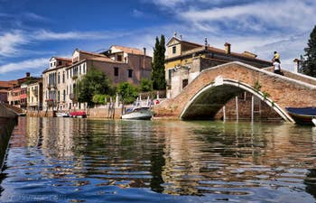 Les reflets du Rio dei Carmini au pont Briati, dans le Dorsoduro à Venise.