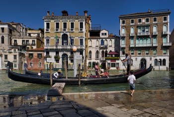 Gondoles sur le Grand Canal de Venise.