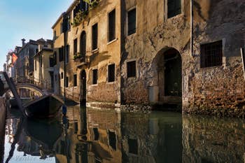 Reflets sur le Rio de San Giovanni Laterano, dans le Castello à Venise.