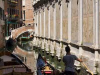 Gondoles et gondoliers dei Miracoli à Venise