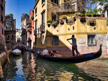 Gondoles Rio de San Provolo devant le pont dei Carmini à Venise, dans le Castello à Venise