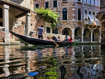 Sandolo auf dem Rio de Ca' Widmann im Sestier des Cannaregio in Venedig, Italien