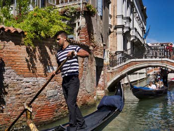 Gondoles sur le Rio et sous le pont de San Severo, dans le Castello à Venise.