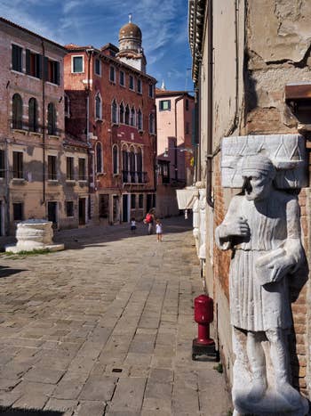 La Statue d'Antonio Rioba sur le Campo dei Mori, dans le Cannaregio à Venise.
