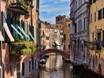Le Rio dei Santi Apostoli et le pont Giustinian, dans le Cannaregio à Venise.