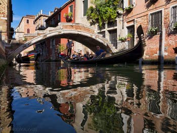 Gondel unter der Chiodo-Brücke im Cannaregio in Venedig.