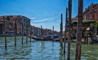 Gondoles sur le Grand Canal de Venise