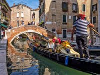 Gondole sur le Rio dei Miracoli à Venise