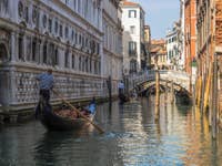 Gondoles le long du Palais des Doges à Venise