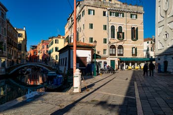 Le Rio et le pont del Mondo Novo le long du Campo Santa Maria Formosa dans le Castello à Venise