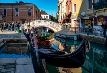 Ciel bleu, gondole, reflets, couleurs : toute la beauté de Venise sur le Rio et devant le pont dei Frari dans le Sestier de San Polo, ce midi 29 décembre 2019