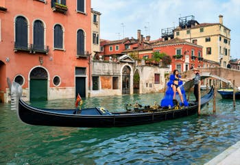 Une nouvelle Sophia Loren à Venise ? En gondole devant le pont Cavallo en face du Campo San Giovanni e Paolo dans le Castello à Venise