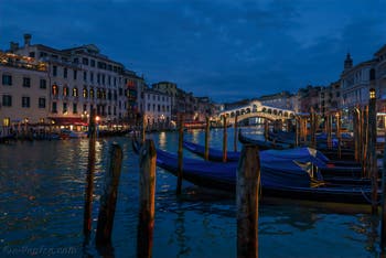 Gondoles sur le Grand Canal de Venise, au fond le pont du Rialto, le 19 novembre 2019