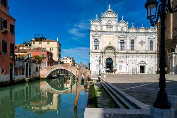 Coronavirus Covid-19 à Venise : la Scuola Grande San Marco et le rio dei Mendicanti, le long du Campo San Giovanni e Paolo dans le Castello