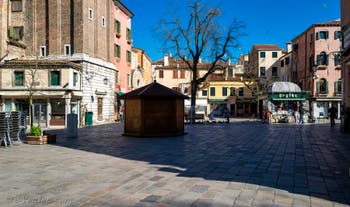 le Campo dei Santi Apostoli vu depuis la Strada Nuova, dans le Sestier du Cannaregio à Venise
