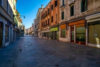 Les commerces fermés dans la Strada Nova, dans le Sestier du Cannaregio à Venise