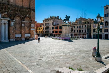 Coronavirus Covid-19 à Venise : le Campo San Giovanni e Paolo vu depuis le pont Cavallo avec la statue de Bartolomeo Colleoni, le Colleone, dans le Sestier du Castello