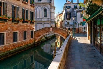 Coronavirus Covid-19 à Venise : Le Rio dei Miracoli et le pont de Santa Maria Nova dans le Sestier du Cannaregio
