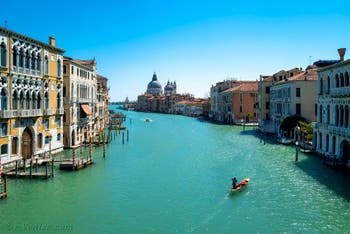 Coronavirus Covid-19 à Venise : le Grand Canal vu depuis le pont de l'Accademia avec l'église de la Madonna de la Salute au fond