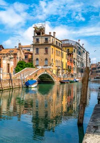 Livre Venise Déserte, le Rio dei Carmini et le pont Briati pendant le confinement du Coronavirus Covid-19 à Venise.