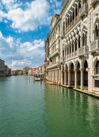 il Canal Grande di Venezia e il palazzo della Ca' d'Oro durante il lockdown del Coronavirus Covid-19 a Venezia