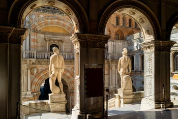 L'escalier des Géants du Palais des Doges à Venise avec Neptune et Mars représentant l'autorité de Venise sur la mer et sur les terres. C'est au sommet de cet escalier que le Doge recevait le Corneau Ducal.
