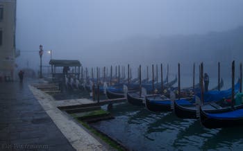 Joli brouillard ce matin à Venise, les gondoles de la Riva del Vin, le long du Grand Canal.