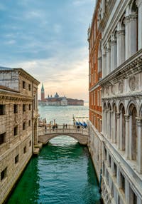 La vue sur le pont de la Paille, le bassin de Saint-Marc et l'île de San Giorgio Maggiore depuis le pont des Soupirs à Venise.