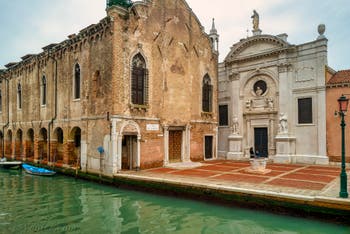 Le Campo de l'Abazia avec la Scuola Vecchia della Misericordia, là où Tintoret a peint Le Paradis qui se trouve aujourd'hui au Palais des Doges, et l'église Santa Maria Valverde, dans le Sestier du Cannaregio à Venise.