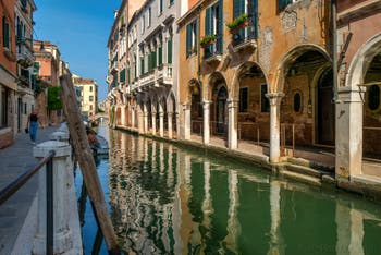 La Fondamenta et le Rio de San Felice ainsi que le Sotoportegho del Tagiapiera, dans le Sestier du Cannaregio à Venise