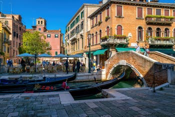 Gondoles sur le Rio dei Miracoli devant le Campo et le pont de Santa Maria Nova, dans le Sestier du Cannaregio à Venise.

