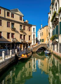Gondole sur le Rio de la Maddalena, devant le pont Sant' Antonio, dans le Sestier du Cannaregio à Venise.