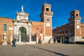 Le Campo et l'entrée de l'Arsenal de Venise, dans le Sestier du Castello.